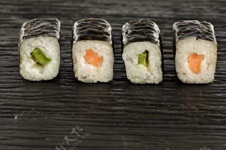 木板上的寿司图片