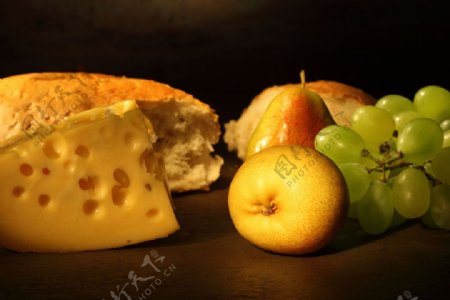面包奶酪与水果图片
