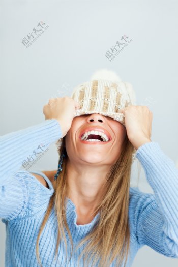 帽子覆盖脸的女人图片