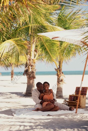沙滩上拥抱的黑人夫妻图片