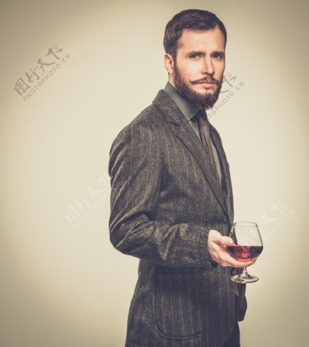 男人和红酒杯图片