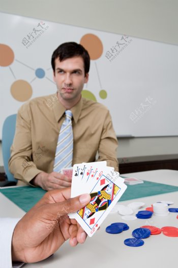 玩牌的商务男人图片