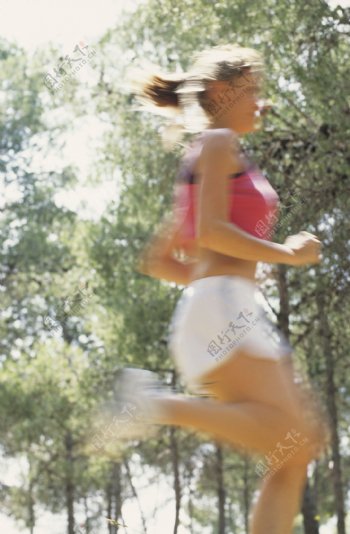 正在跑步的女人图片