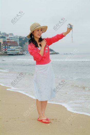 沙滩上自拍的美女图片