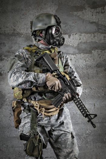 戴防毒面具的士兵图片