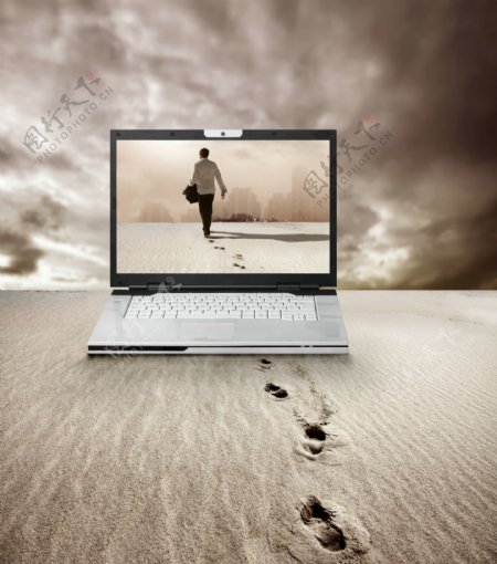 沙漠上的笔记本电脑图片