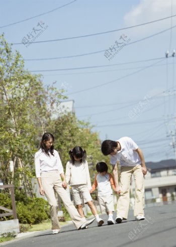 郊外散步的幸福家庭图片