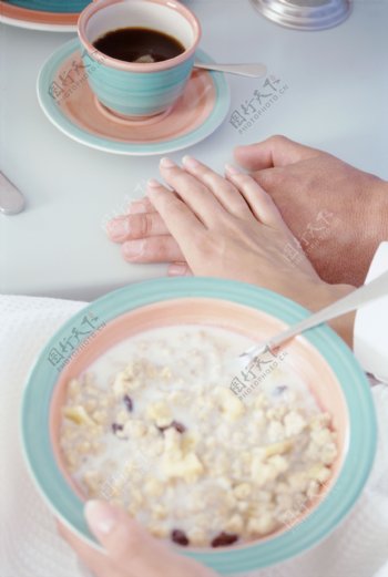 开心吃早餐的情侣图片