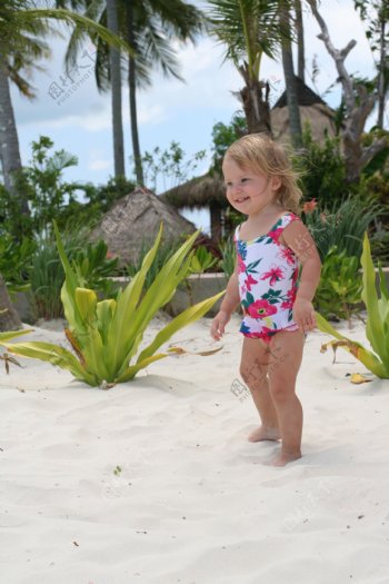 沙滩上快乐的小女孩图片
