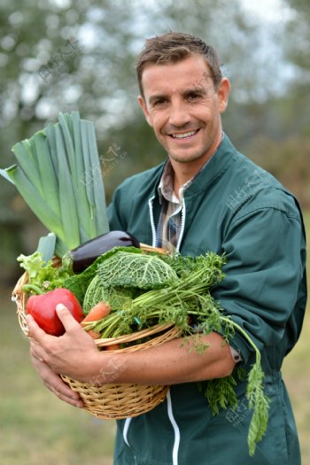 抱着新鲜蔬菜的男人图片