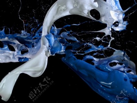 高清拍摄蓝白液体对撞洒落视频素材