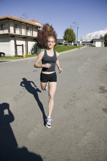 跑步的女人