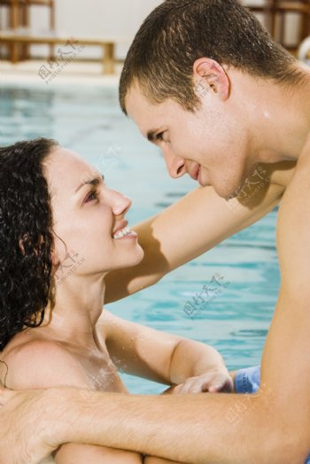 游泳池里的情侣图片