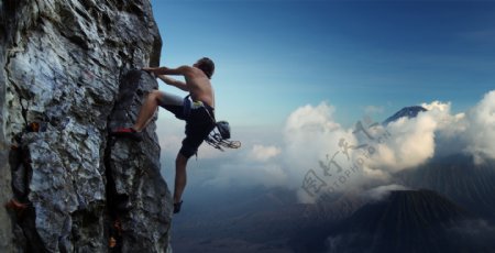 登山攀岩的男人图片