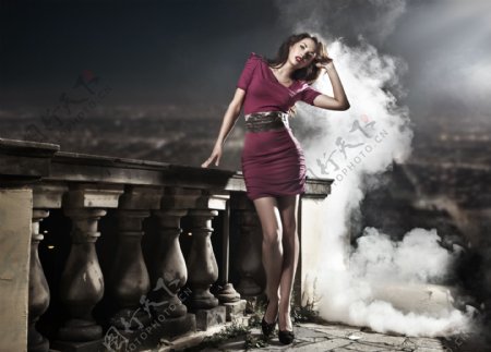 时装模特美女与烟雾图片