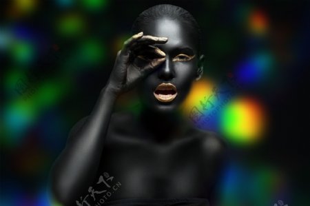 黑人模特与光斑背景图片