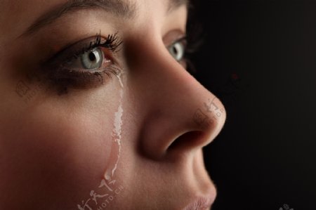 伤心流眼泪的女人图片