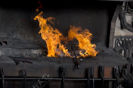 燃烧的铁炉图片