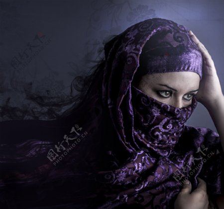 围着紫色头巾的女性图片