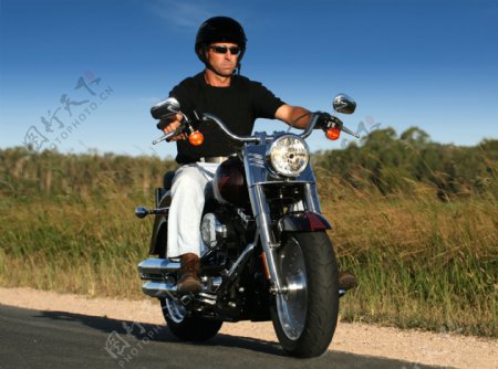 驾驶摩托车的男人图片