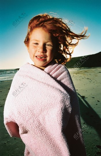 沙滩上的小女孩图片