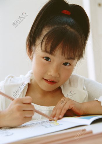 写作业的可爱小女生图片