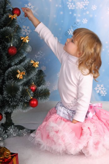 圣诞树与小女孩图片