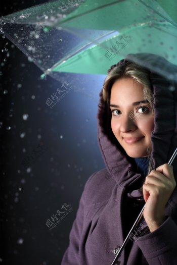 雨中打伞的美女图片