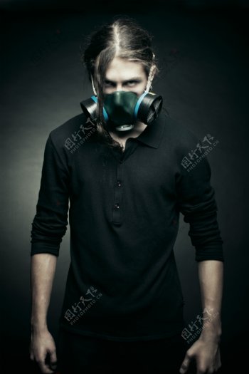戴防毒面罩的男人图片
