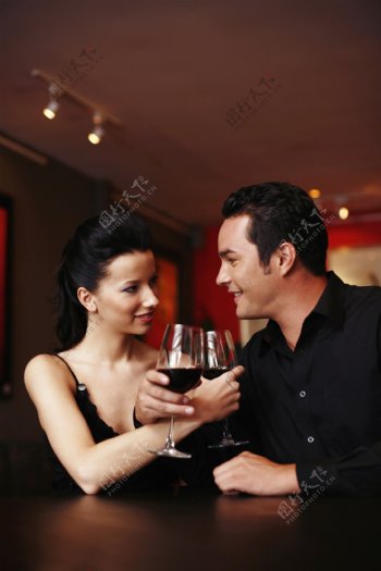 喝红酒的情侣图片