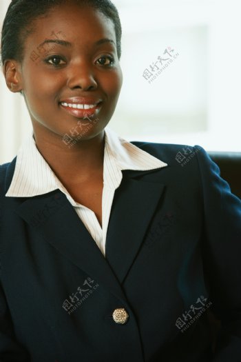 微笑的黑人女职员图片