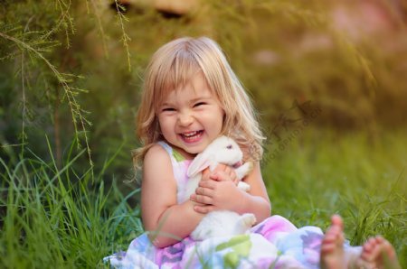 开心抱着兔子的小女孩图片