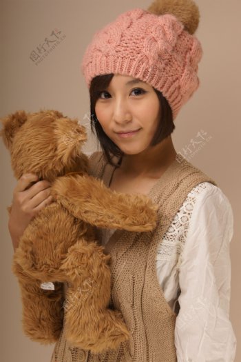 抱着熊的女孩图片