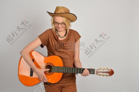 弹吉他的女生
