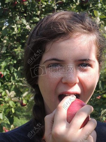 吃着苹果的女子