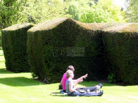 绿草地上坐着的女人