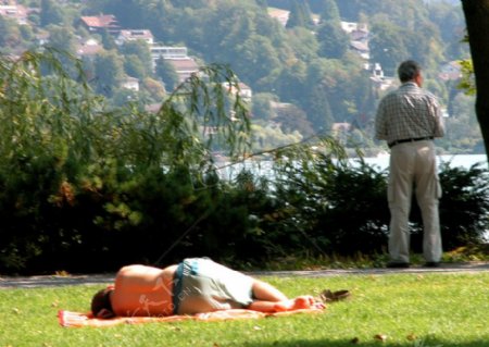 躺在草坪上睡觉的男人