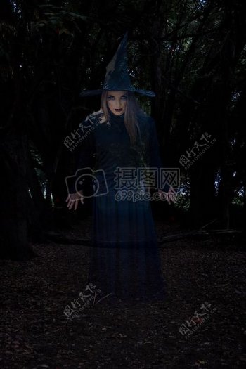 夜晚树林里的女巫