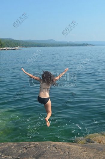 女孩跳入水中