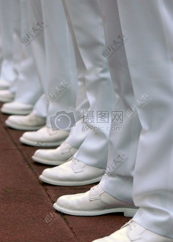 整齐的白的鞋子