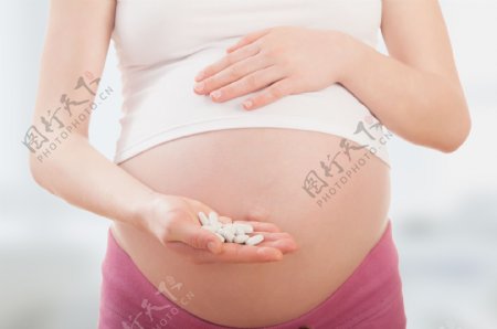 孕妇手里的钙片图片