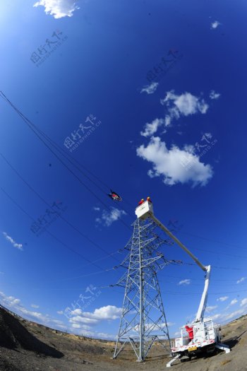 工业生产电缆作业图片
