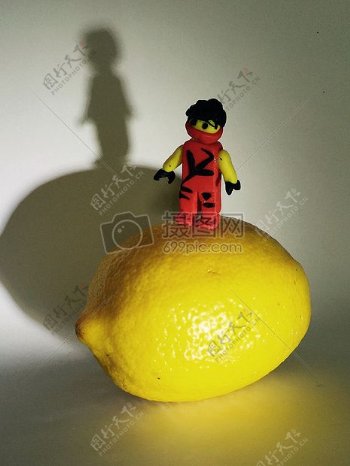 站在柠檬上的小人儿