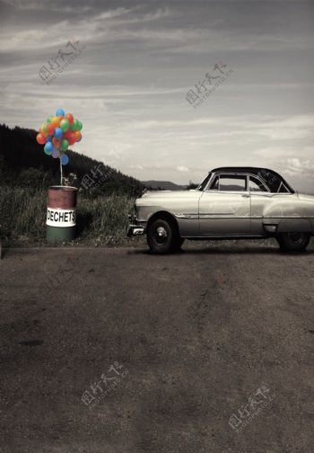 灰暗气球与车背景