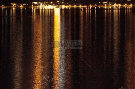 夜晚的加尔达湖面