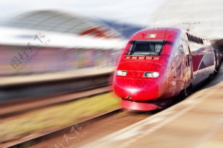 行驶的红色火车图片