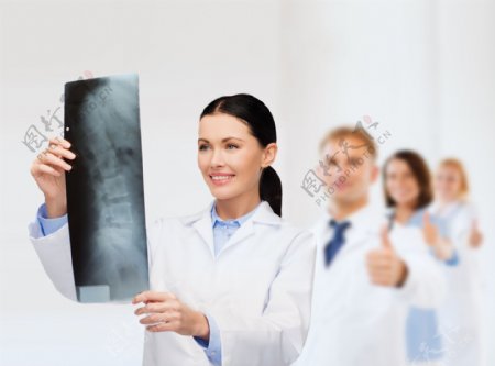 看X光片的美女医生图片