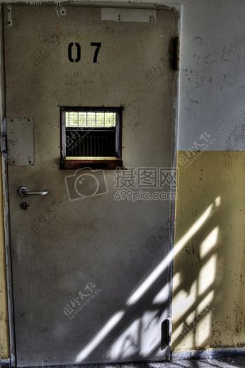 监狱的铁扇门