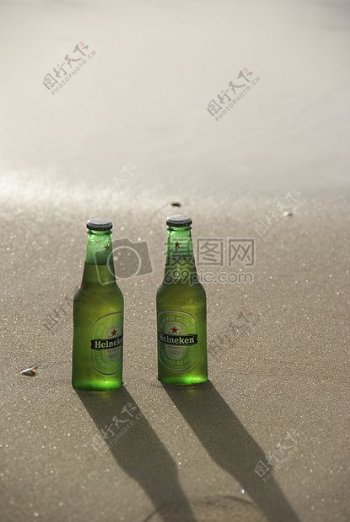 沙滩上的啤酒瓶