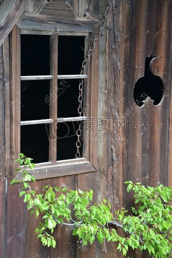 破旧的老窗户